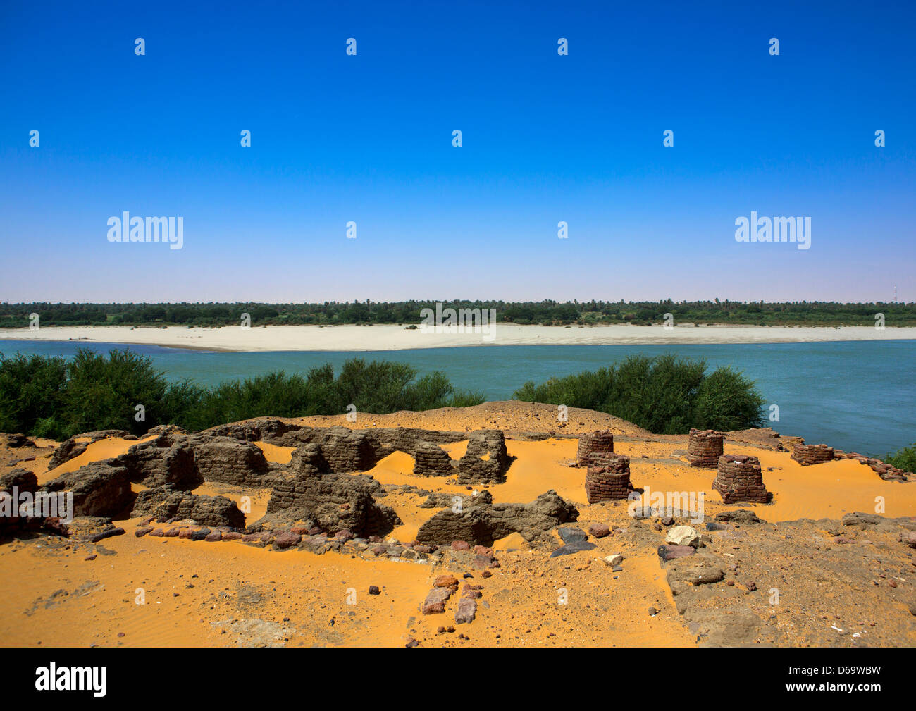Le rovine della città medievale di Old Dongola nella parte anteriore del Fiume Nilo, Sudan Foto Stock