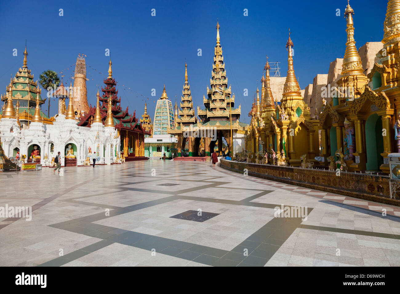 Le guglie, stupa e pagode della Shwedagon tempio complesso di Yangon, Myanmar 7 Foto Stock