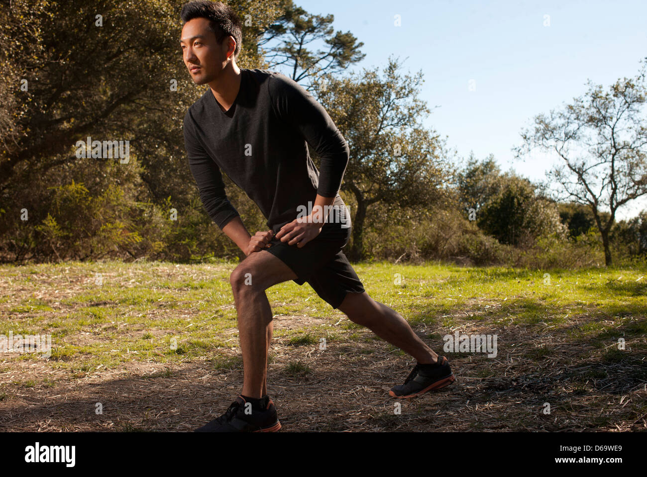 Runner stretching in posizione di parcheggio Foto Stock