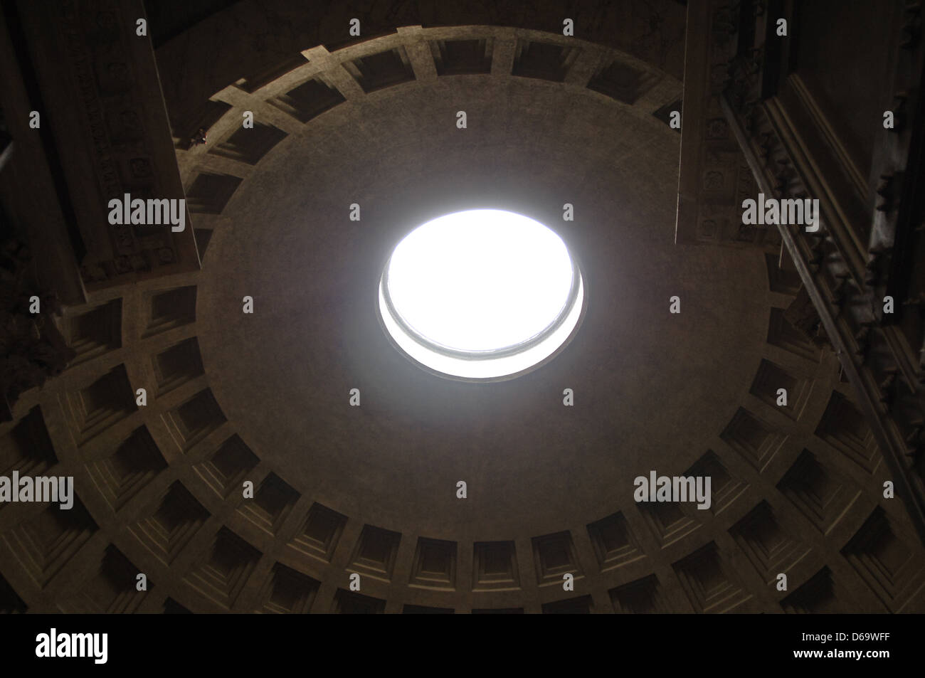 Pantheon di Agrippa. Eretta dall'imperatore Marco Agrippa e ricostruito da Adriano nel 126 d.c. Dome. Interno. Dettaglio. Roma. L'Italia. Foto Stock