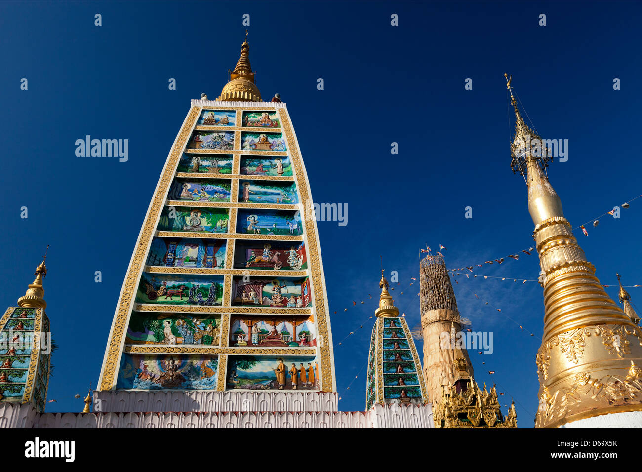 Le guglie, stupa e pagode della Shwedagon tempio complesso di Yangon, Myanmar 5 Foto Stock