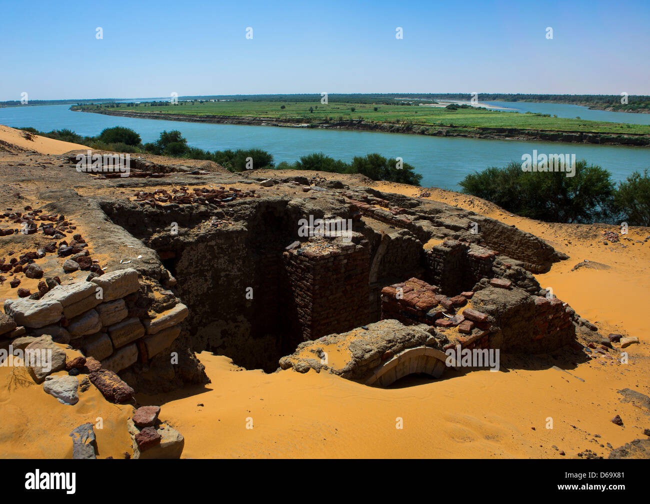 Le rovine della città medievale di Old Dongola nella parte anteriore del Fiume Nilo, Sudan Foto Stock