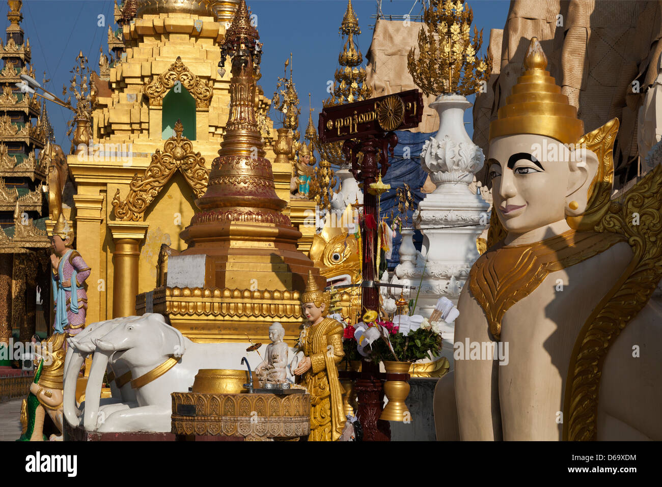 Le guglie, stupa e pagode della Shwedagon tempio complesso di Yangon, Myanmar 4 Foto Stock