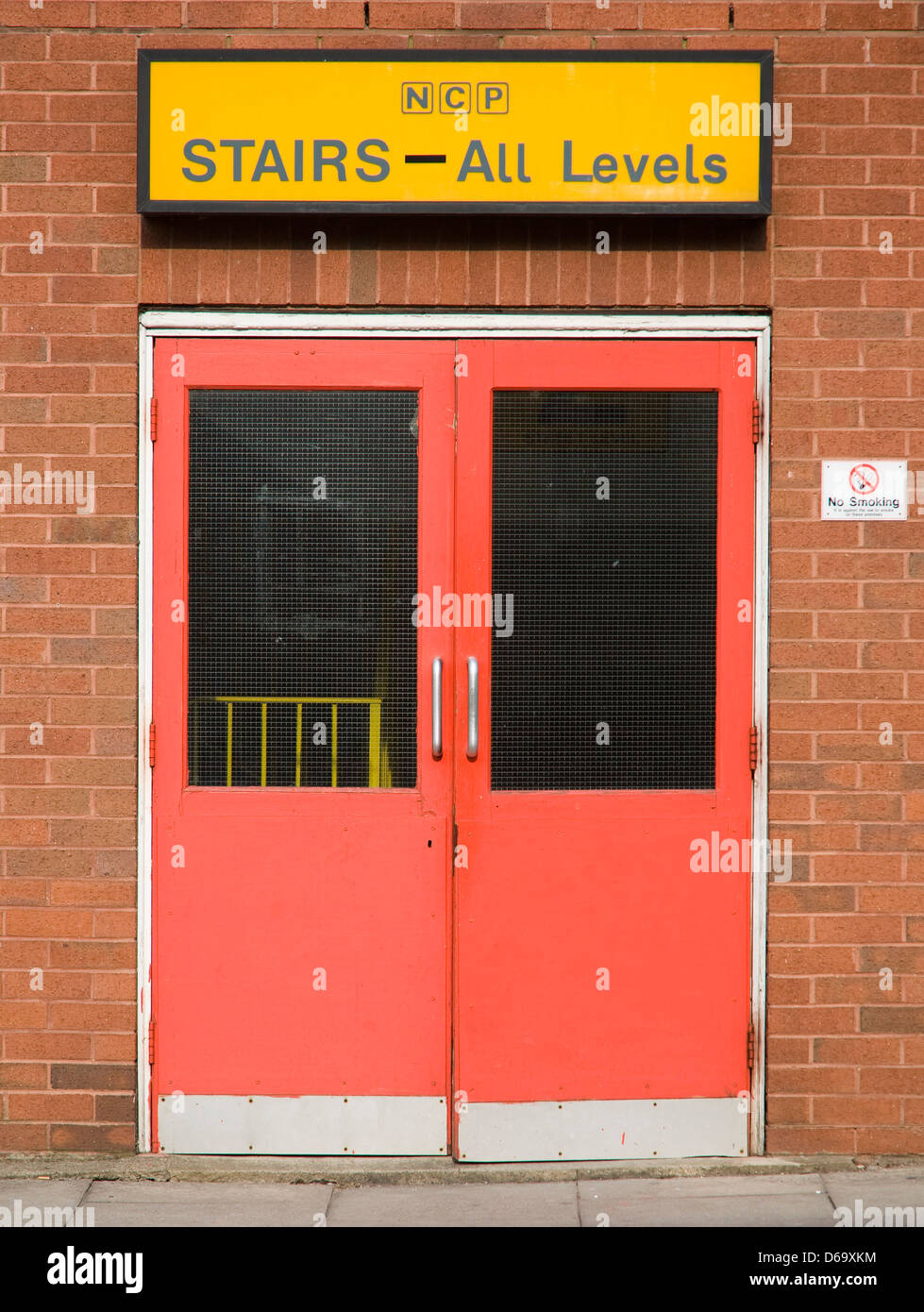 Le porte sono rosse per parcheggio auto scale accesso a tutti i livelli, NCP Foundation Street car park, Ipswich, Regno Unito Foto Stock