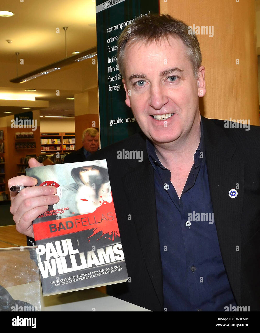 La criminalità autore Paul Williams segni "Bad tizi' Easons a Dublino, Irlanda - 05.11.11. Foto Stock