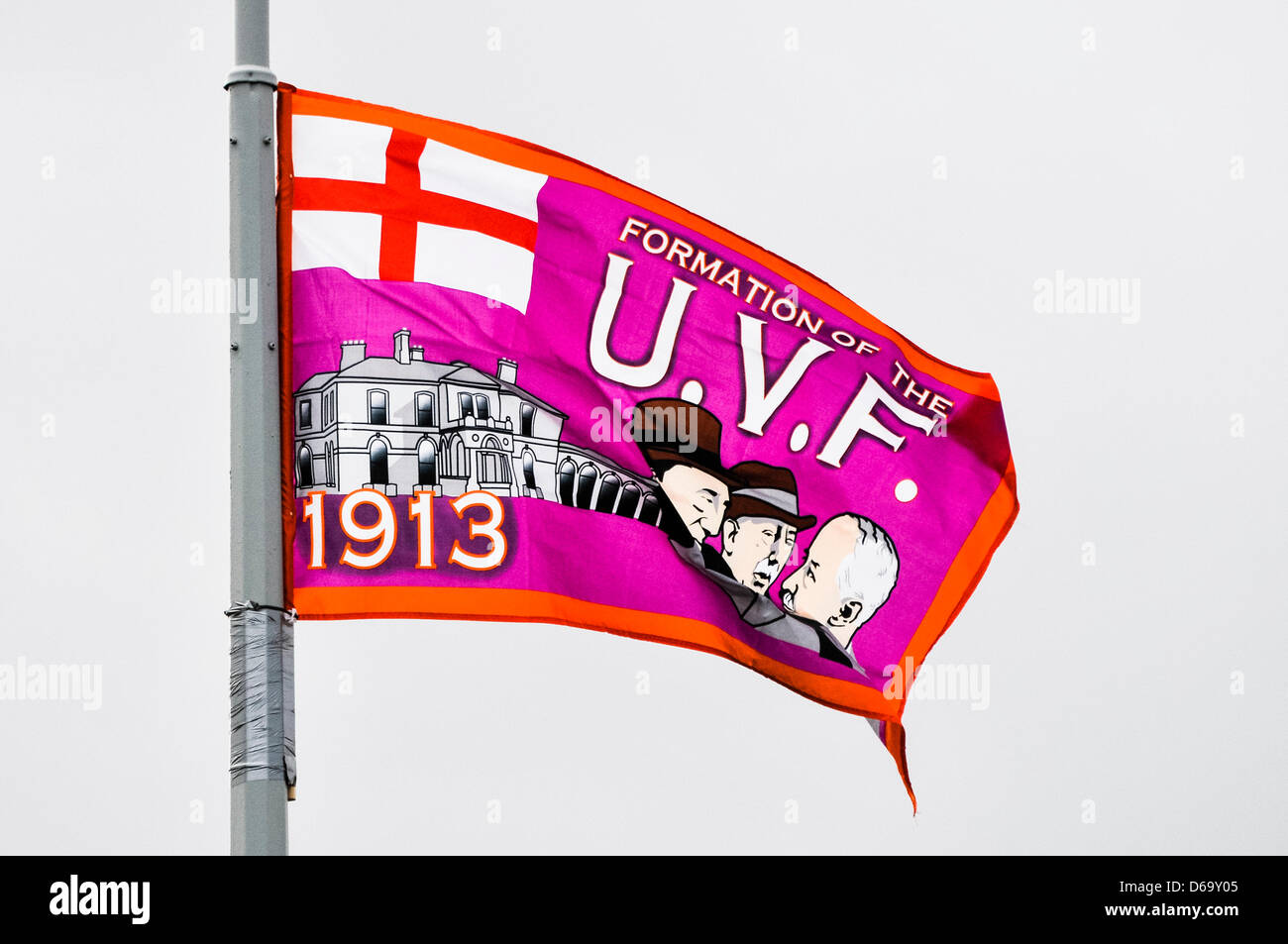 Belfast, Irlanda del Nord. Il 15 aprile, 2013. Oltre 600 UVF bandiere sono state erette su lamposts in East Belfast. Esse sono state messe insieme le otto miglio percorso parata che commemorerà il centenario della formazione dell'Ulster Volunteer Force sabato 20 aprile. Credito: Stephen Barnes/Alamy Live News Foto Stock