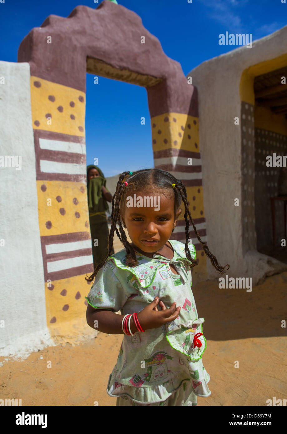 Bambina di fronte ad una tradizionale porta Nubiano, Old Dongola, Sudan Foto Stock