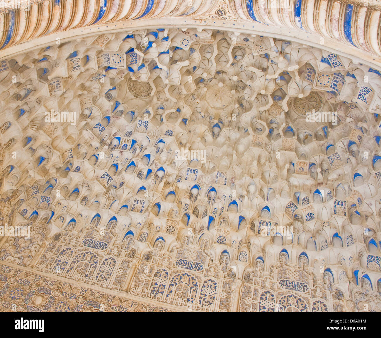 Decorazione islamica ornato soffitto artwork patio dei Leoni Alhambra Palace sito patrimonio mondiale dell'UNESCO Granada Andalusia Spagna Europa Foto Stock