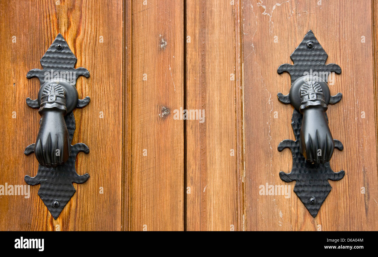 Coppia di mano a forma di porta di metallo battenti Cordoba Andalusia Andalusia Spagna Europa Foto Stock