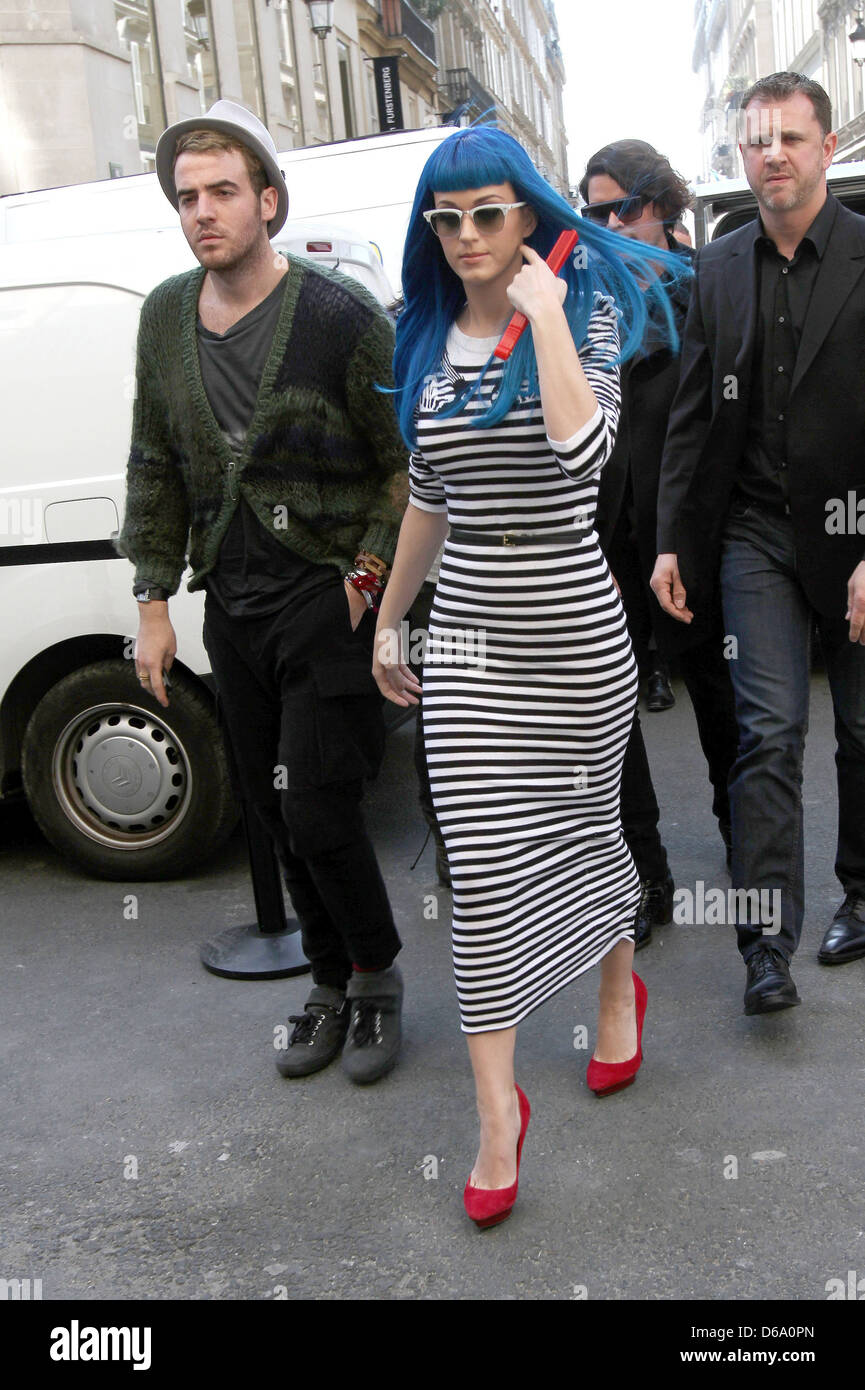 Katy Perry indossa una parrucca blu mentre fuori shopping a Colette Parigi,  Francia - 08.03.11 Foto stock - Alamy