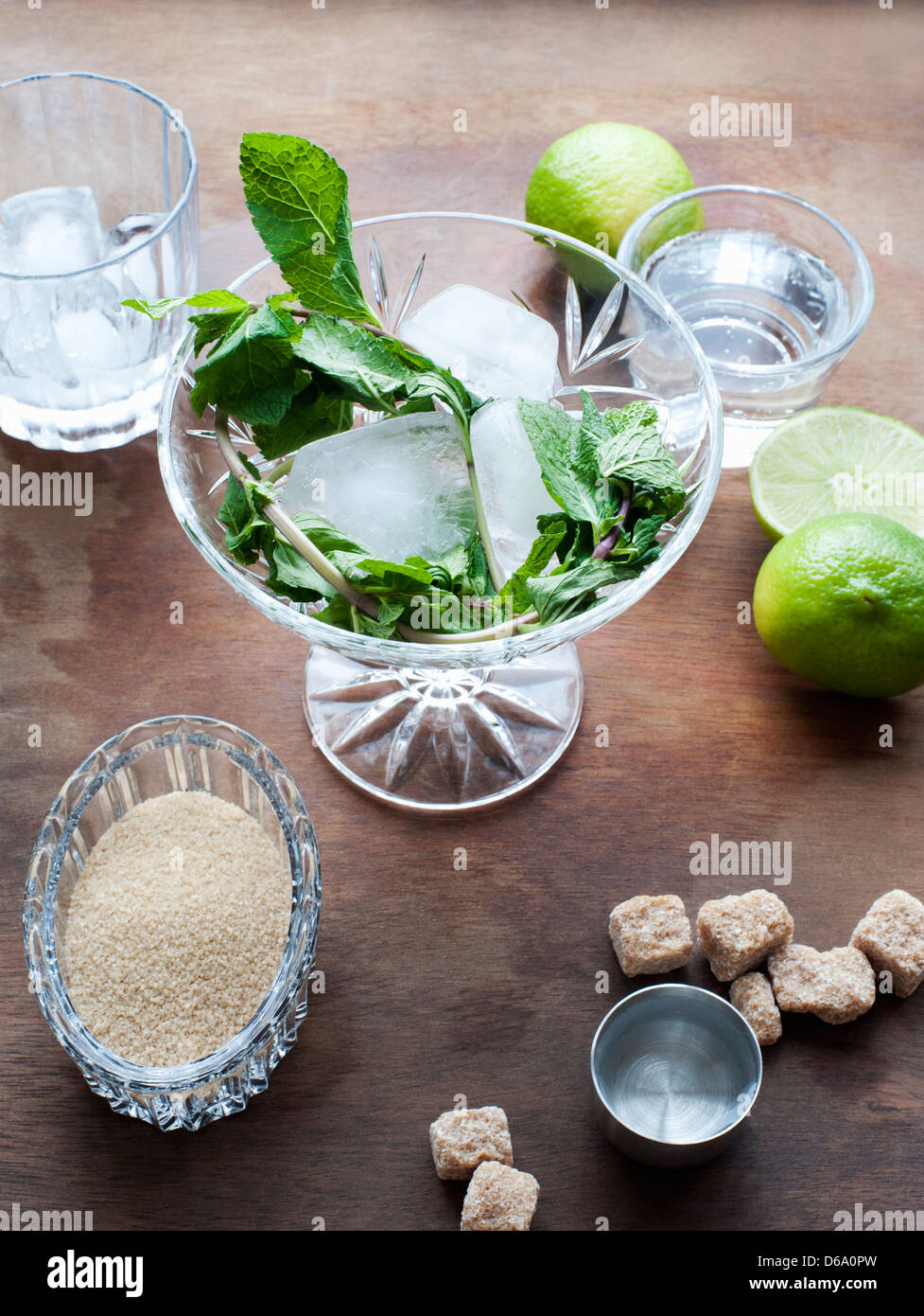 Bicchiere con ghiaccio e menta, lime e lo zucchero Foto Stock