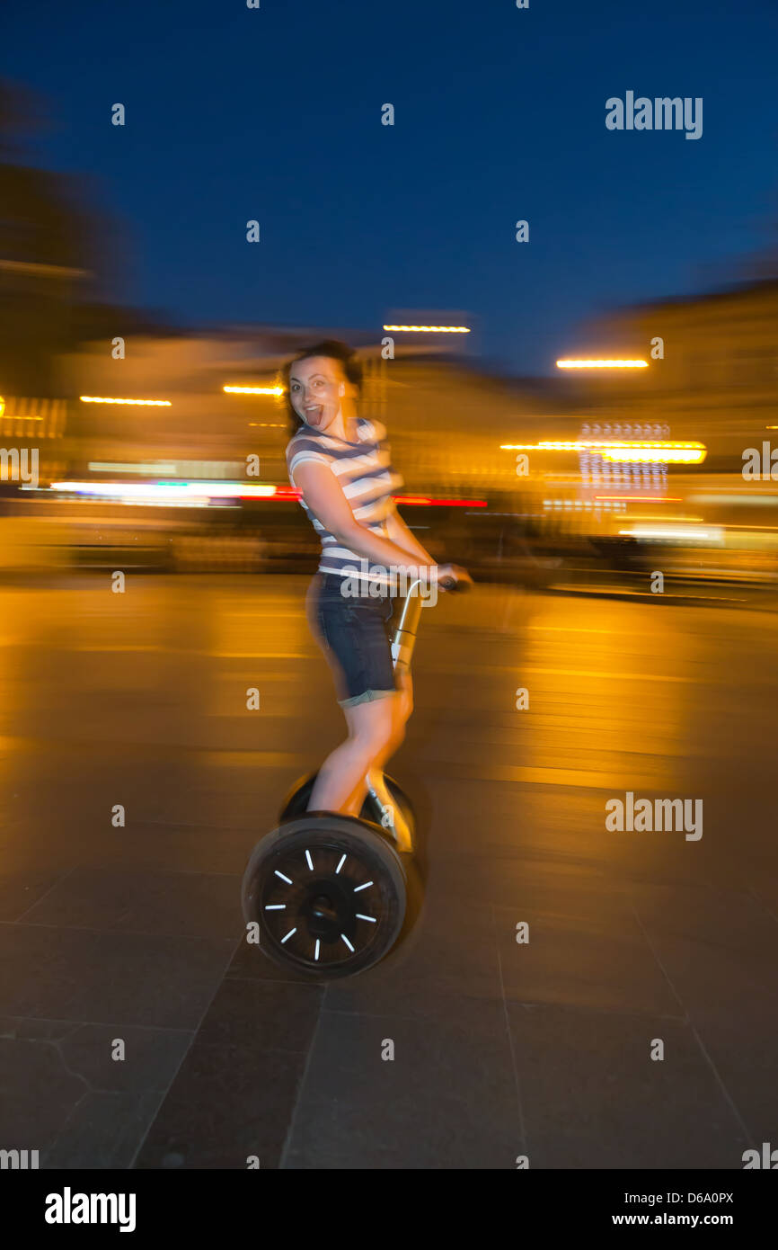 Lviv, Ucraina, donna su un Segway personal transporter sul prospetto Swobody Foto Stock