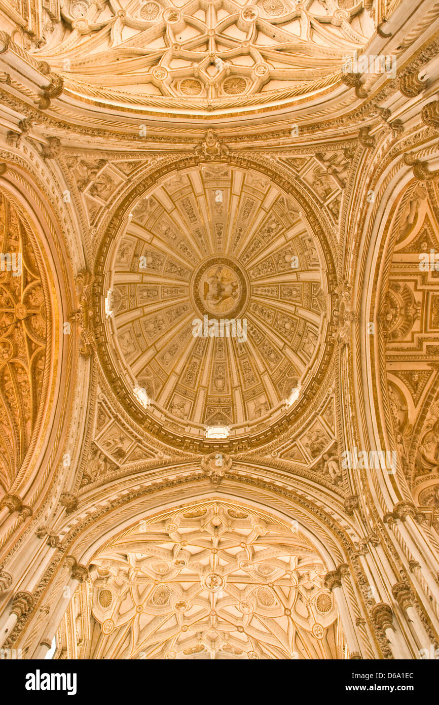 Decorativo soffitto ornato dettaglio Mezquita Moschea cattedrale di Cordoba Andalusia Andalusia Spagna Europa Foto Stock