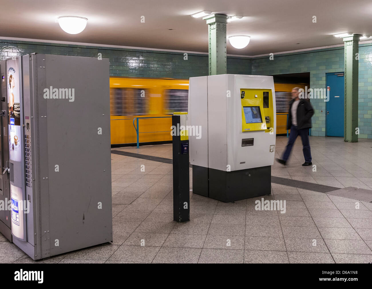 Un ticket machine ad Alexanderplatz stazione della U-bahn - mItte Berlino Foto Stock