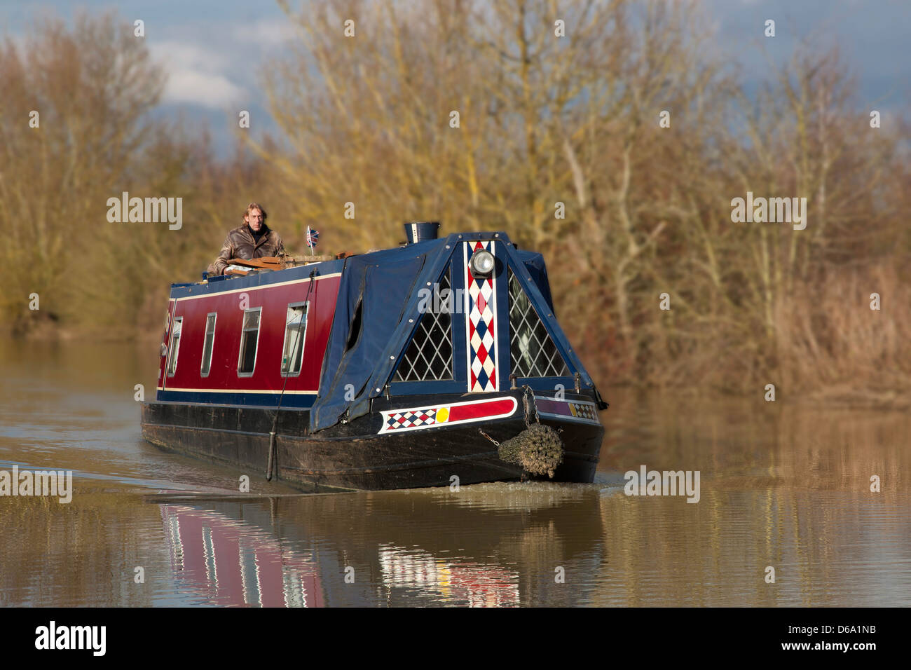 Una stretta barca sul canale di Oxford, Regno Unito Foto Stock