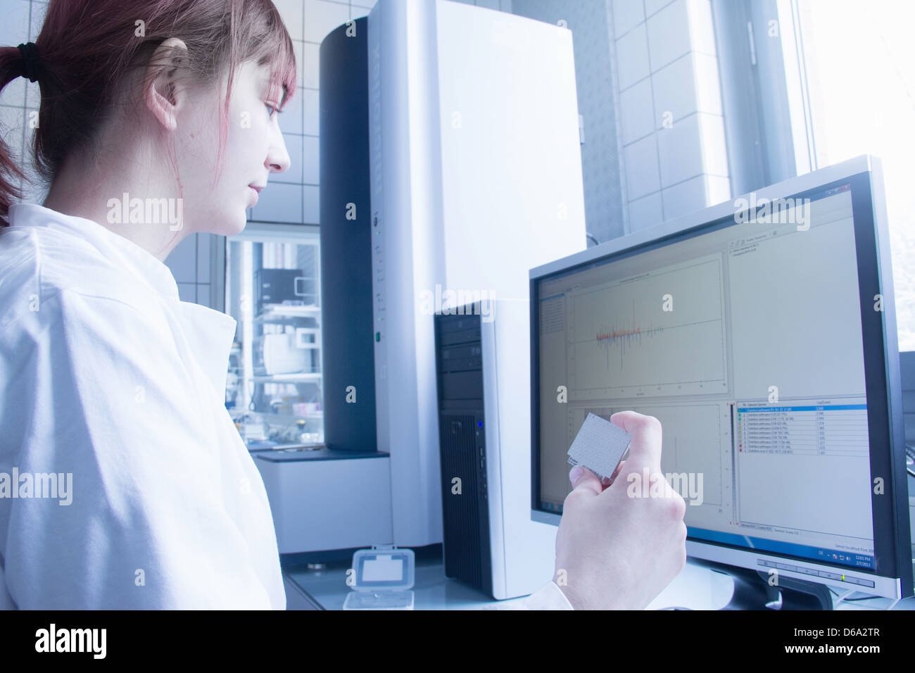 Scienziato a utilizzare il computer per il laboratorio Foto Stock