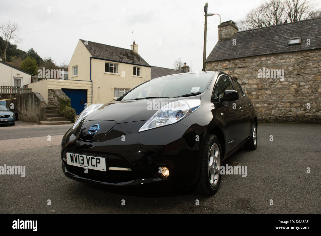 Una Nissan Leaf elettrica tutti zero emissioni auto, di proprietà e gestito da una comunità car sharing club, Newport Pembrokeshire Wales Foto Stock