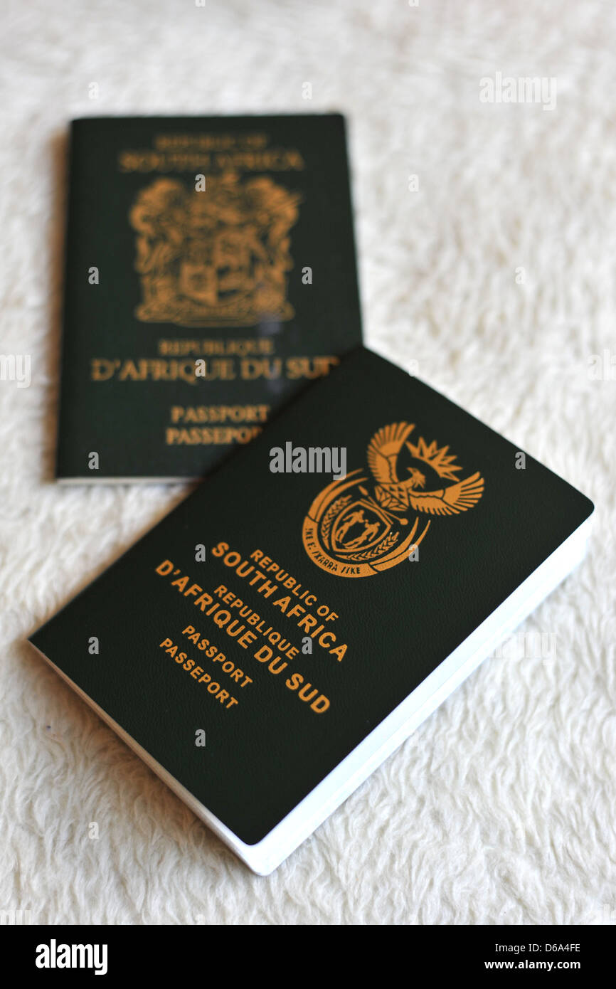 Un esempio di un vecchio passaporto sud-africano accanto a un nuovo passaporto sud-africano. Foto Stock