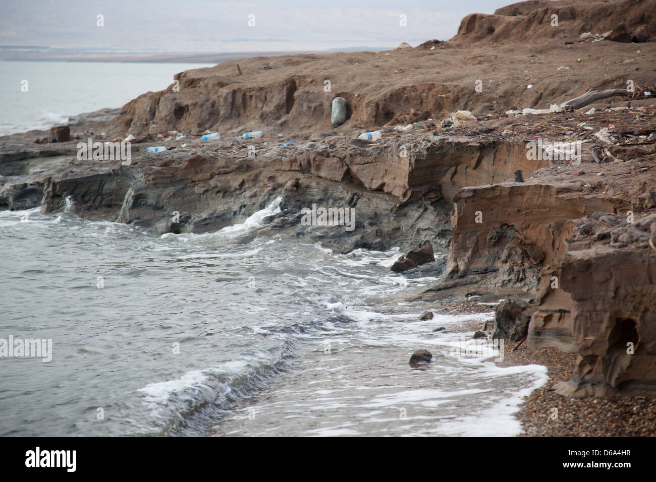 Mar Morto, dal lato della Giordania, cercando in terra asciutta della Giordania. La terra più bassa sulla terra Foto Stock