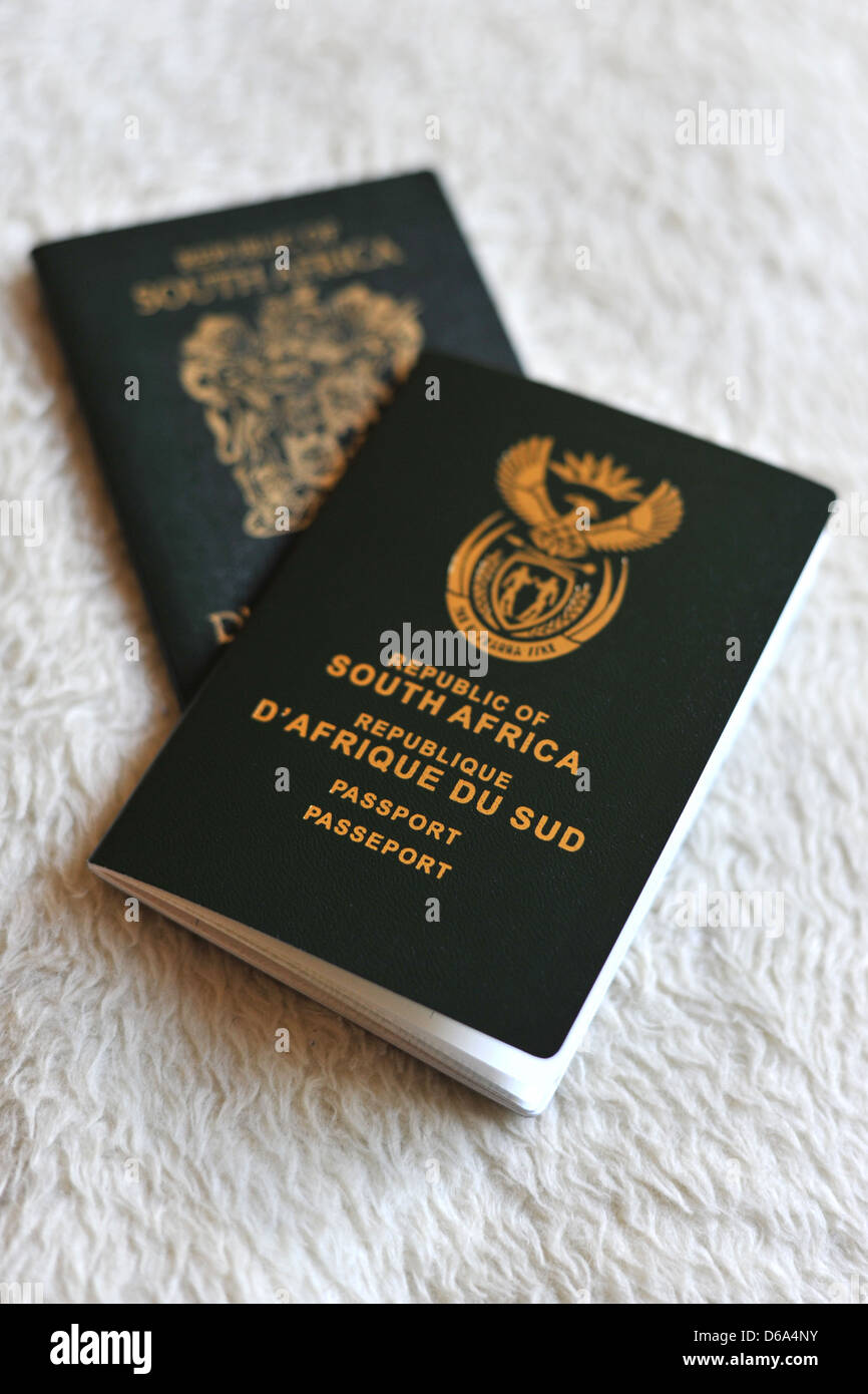 Un esempio di un vecchio passaporto sud-africano accanto a un nuovo passaporto sud-africano. Foto Stock