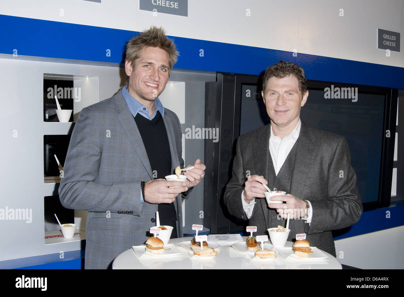 Curtis Stone e Bobby Flay NBC promuove "America il prossimo grande ristorante' alla Vanderbilt Hall presso il Grand Central Terminal nuovo Foto Stock