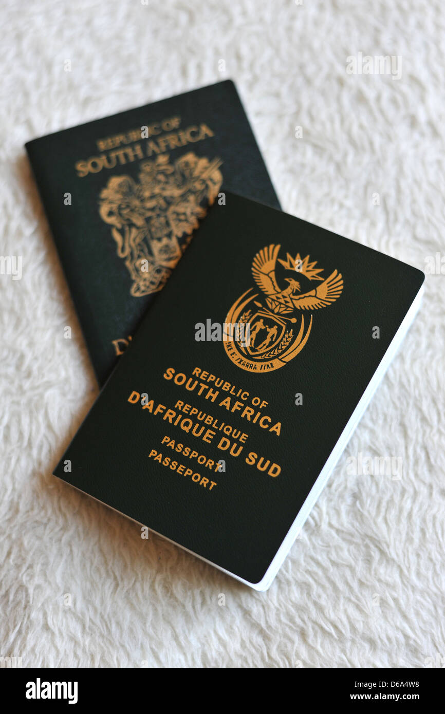 Un esempio di un vecchio passaporto sud-africano accanto a un nuovo passaporto sud-africano. Foto Stock