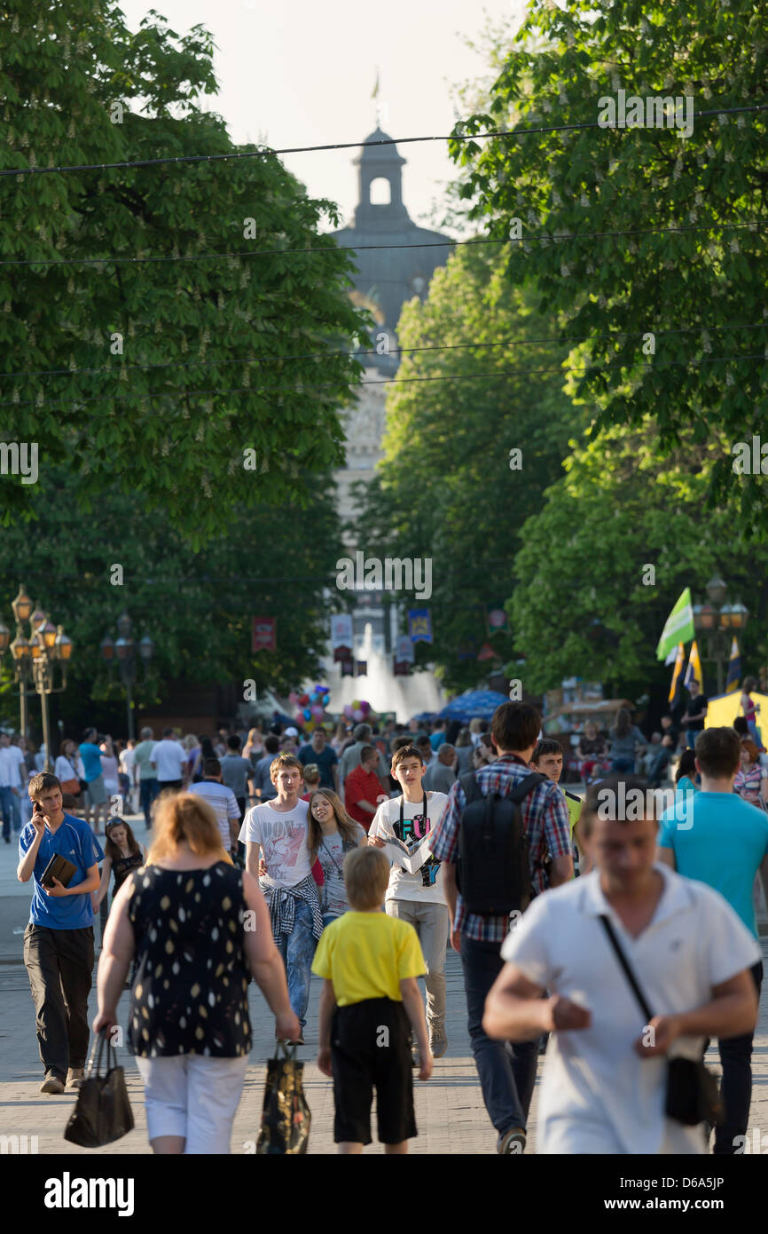 Lwow, Polonia, passeggiando tra la gente sulla prospekt Svobody Foto Stock