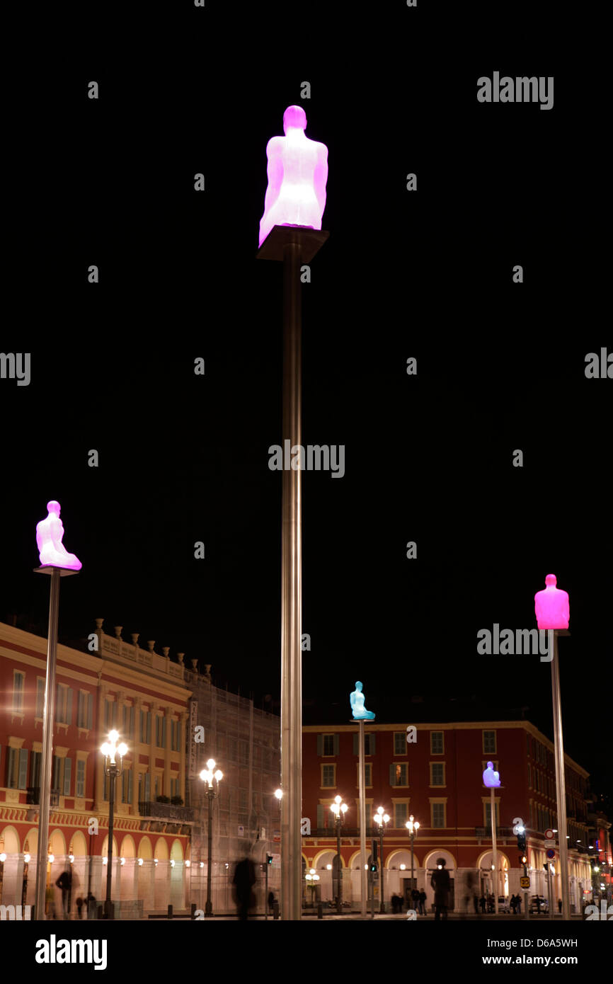 Bella di notte illuminata di statue sulla sommità dei pilastri, Pl. Massena Foto Stock