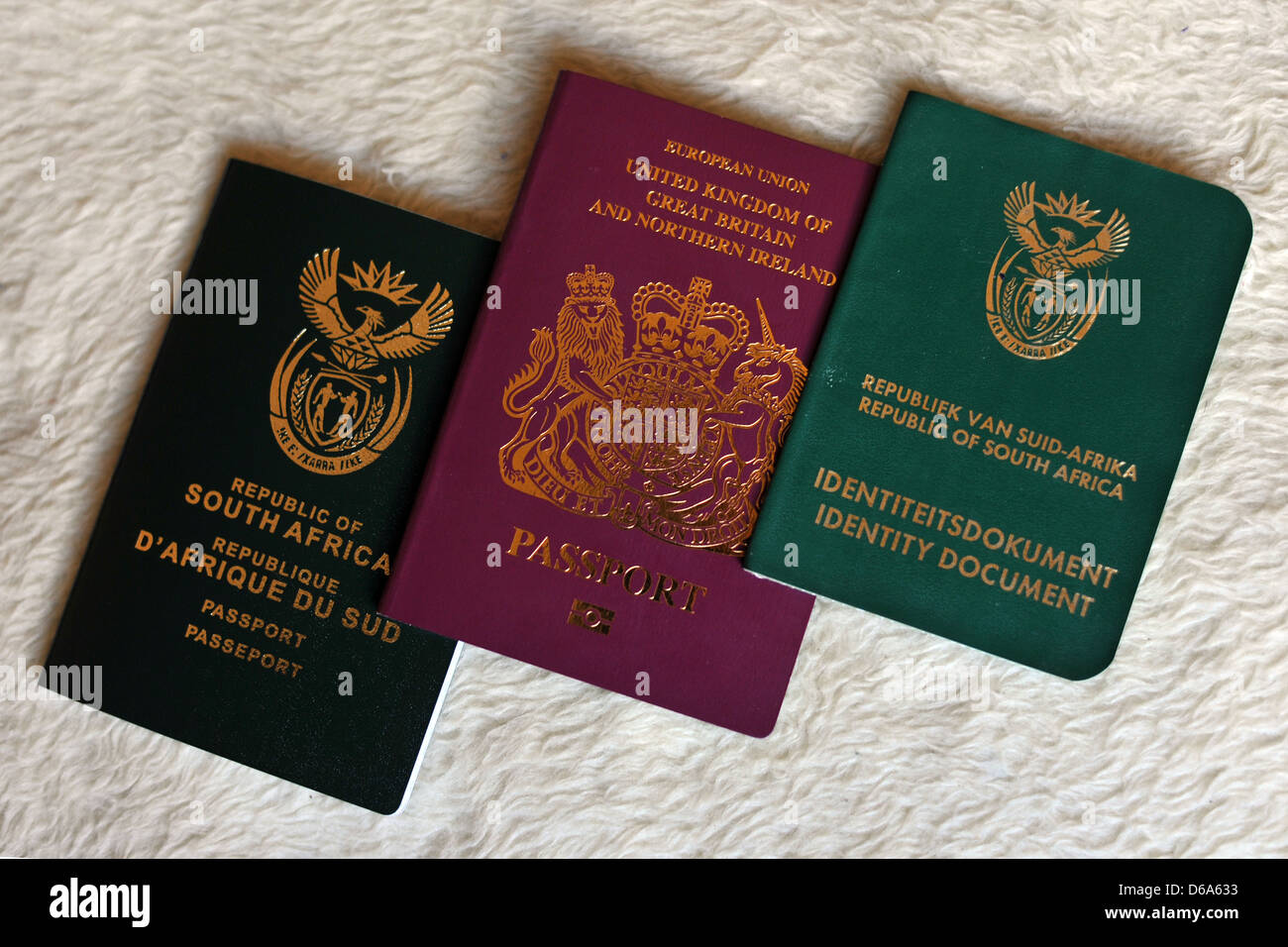 Immagini del nuovo British e South African passaporti e un Sud identità africana libro. Foto Stock