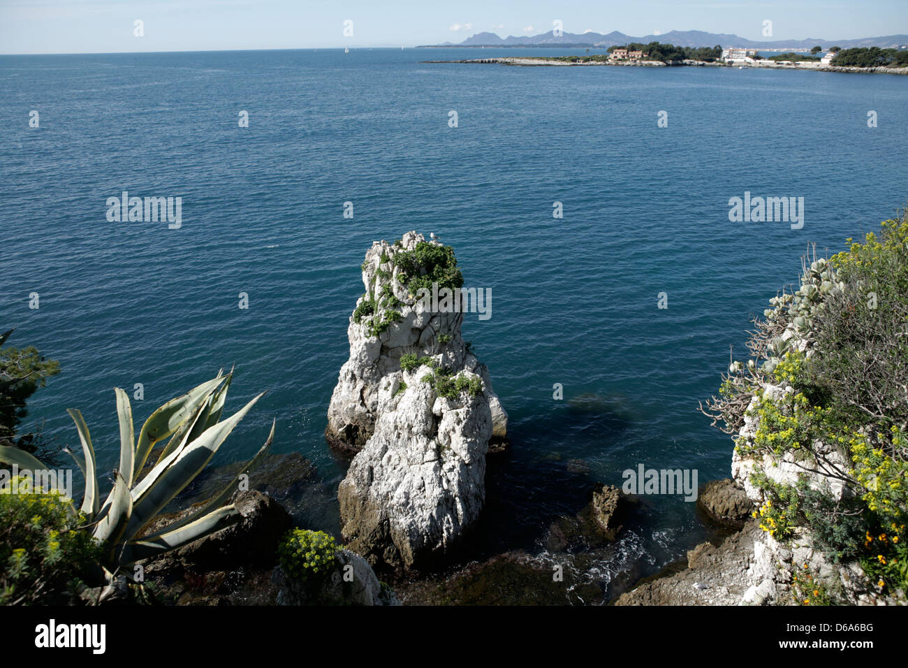 Piccola pila di roccia nel mare Mediterraneo Antibes, Francia Foto Stock