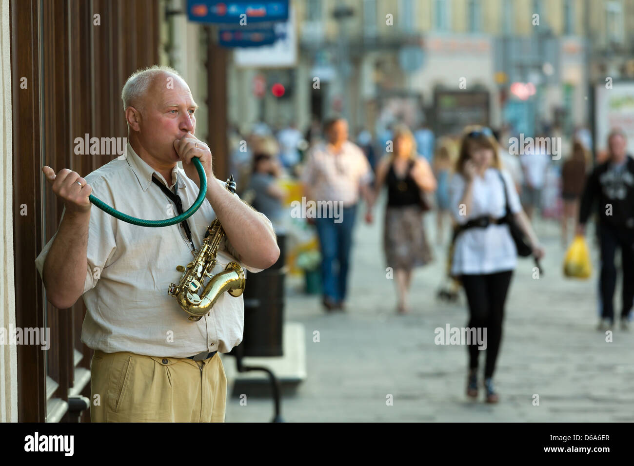 Lwow, Polonia, sassofonista rende la musica con un tubo flessibile da giardino Foto Stock