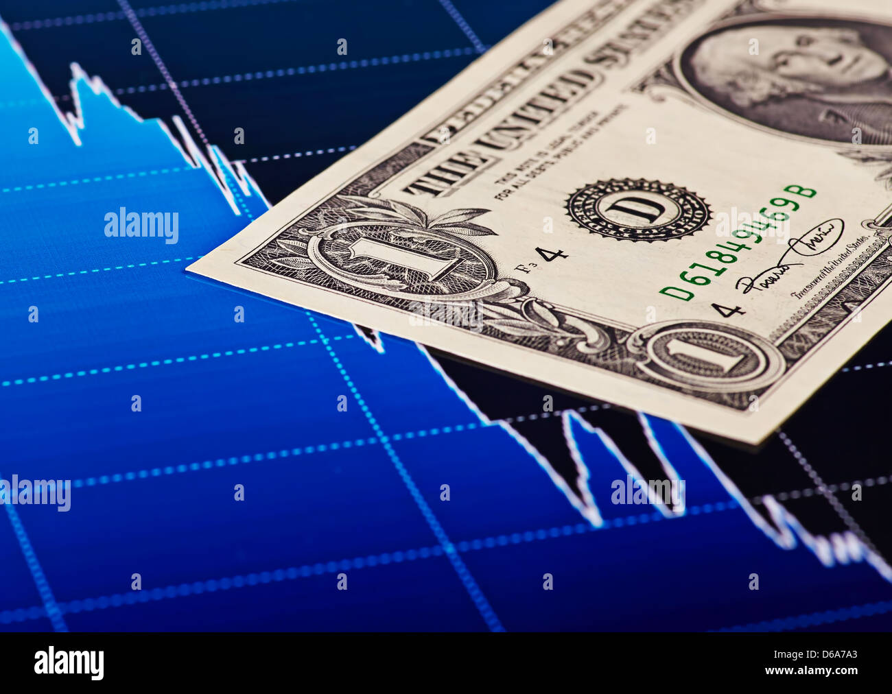 Una banconota del dollaro e della tendenza ribassista grafico come sfondo Foto Stock