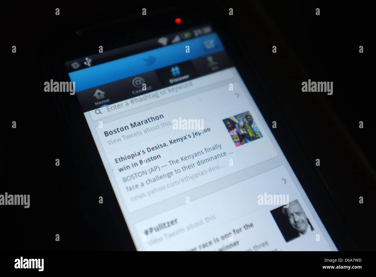 Un telefono cellulare schermo che mostra i tweet seguendo le esplosioni che hanno colpito la Maratona di Boston il 15 aprile 2013. Foto Stock