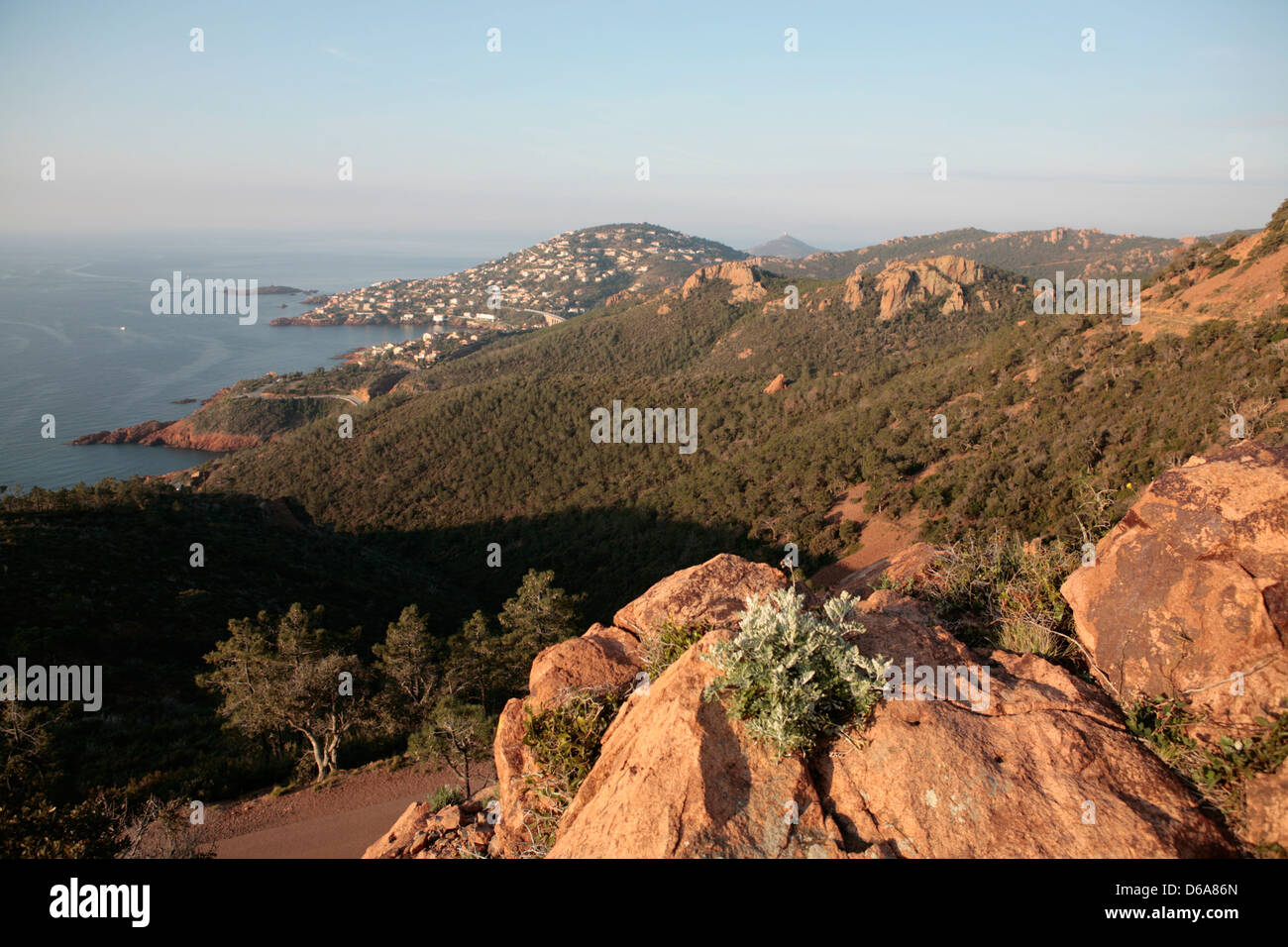 Sunrise over Saint-Barthelemy, Alpi Marittime a sud della Francia con la città di Antheor e Agay a distanza Foto Stock