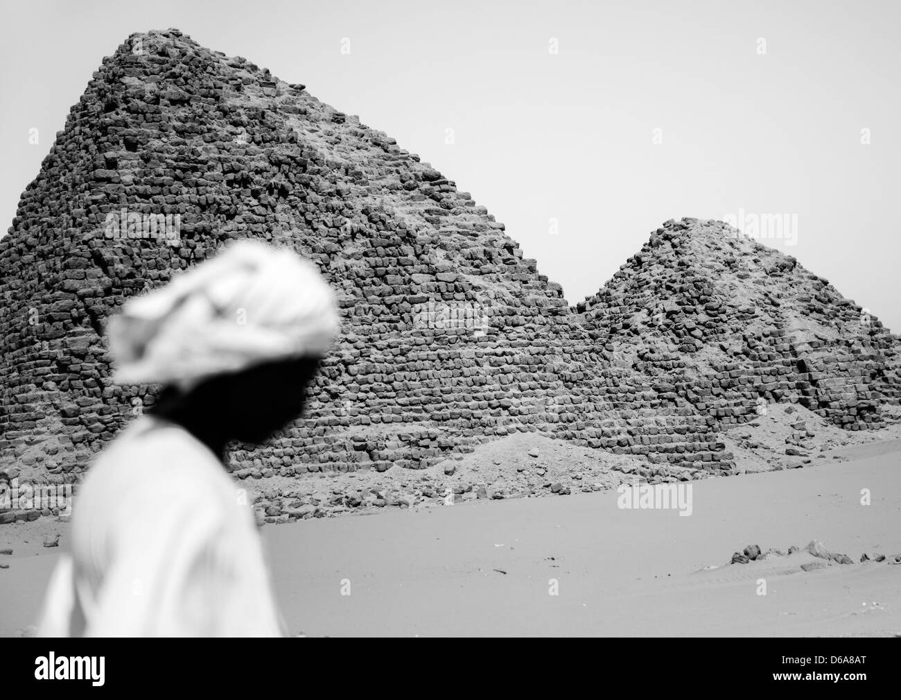 Uomo sudanese di fronte al Royal Piramidi di Napata, Nuri, Sudan Foto Stock