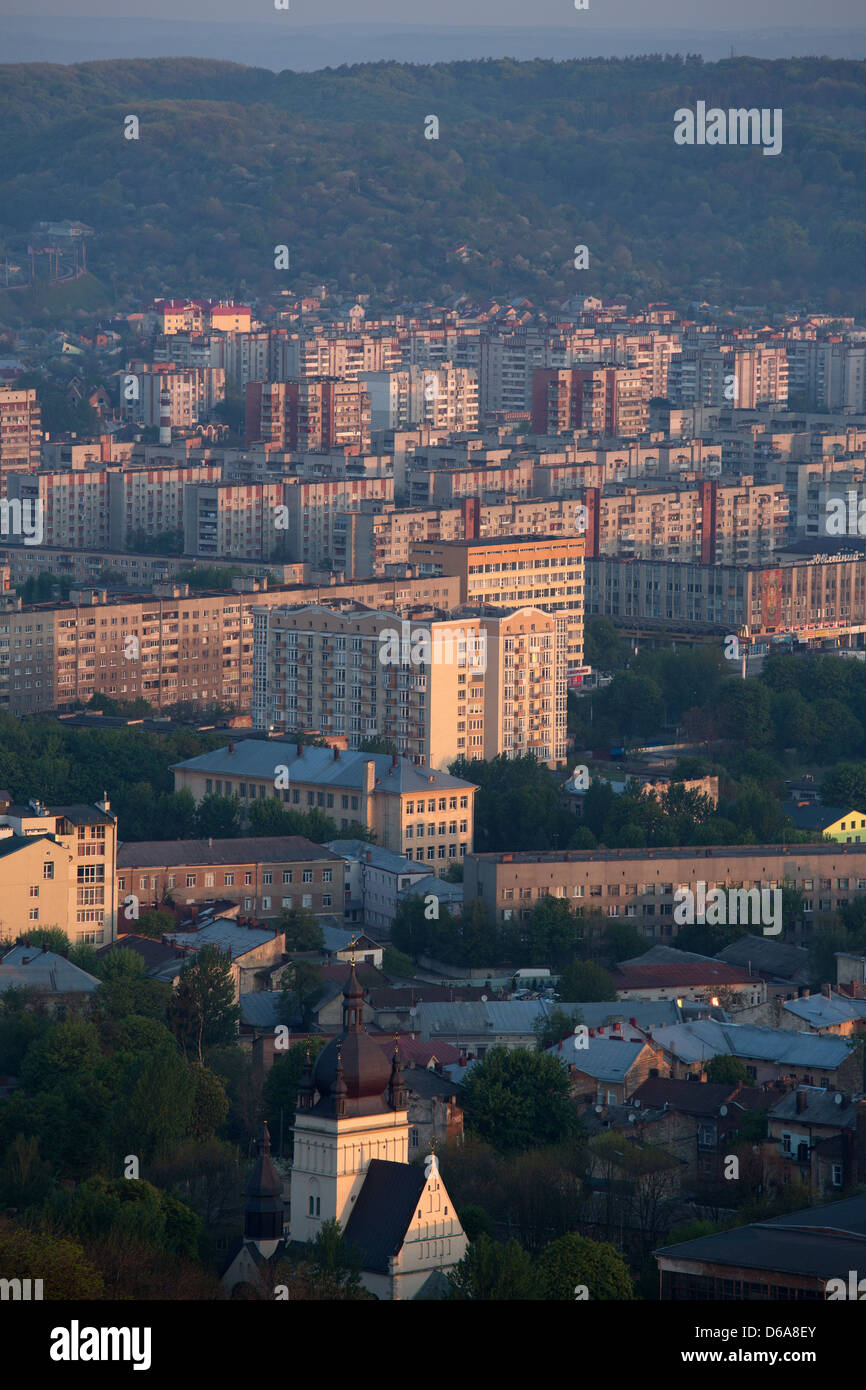 Lviv, Ucraina, vista da Wysokyi Samok a nord-ovest di sunrise Foto Stock