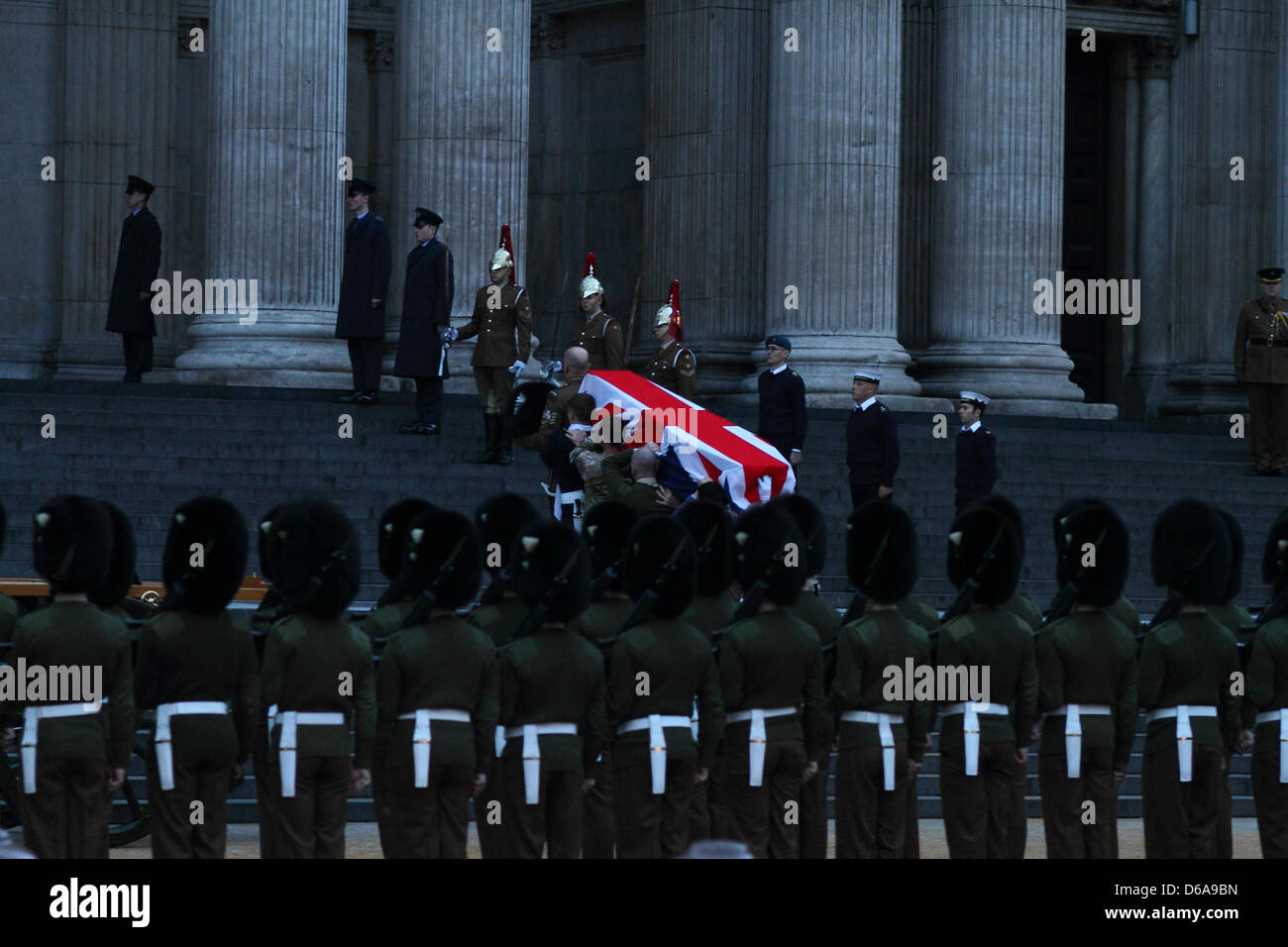 Londra, Regno Unito. Il 15 aprile, 2013. La mattina presto la prova della piena militare corteo cerimoniale per il funerale della Baronessa Thatcher. Come sono stati preparati per il funerale della Baronessa Thatcher una piena prova generale ha avuto luogo questa mattina come soldati portano la bara drappeggiati alla Union Jack su per i gradini della cattedrale di San Paolo. I funerali si svolgeranno il 17 aprile 2013, alla Cattedrale di San Paolo a Londra. Pic: Paolo Marriott Fotografia Foto Stock