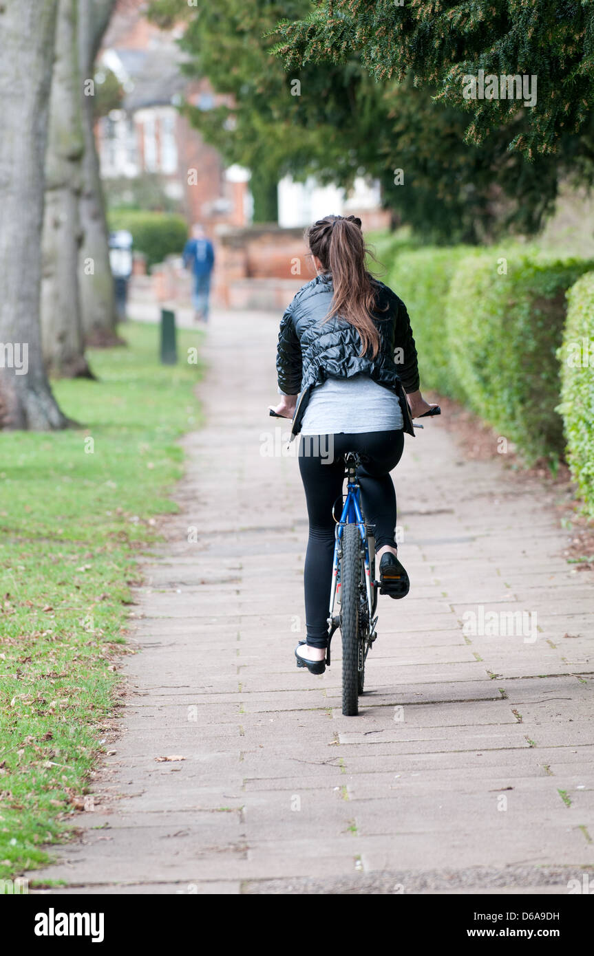 Donna ciclista sul percorso Foto Stock