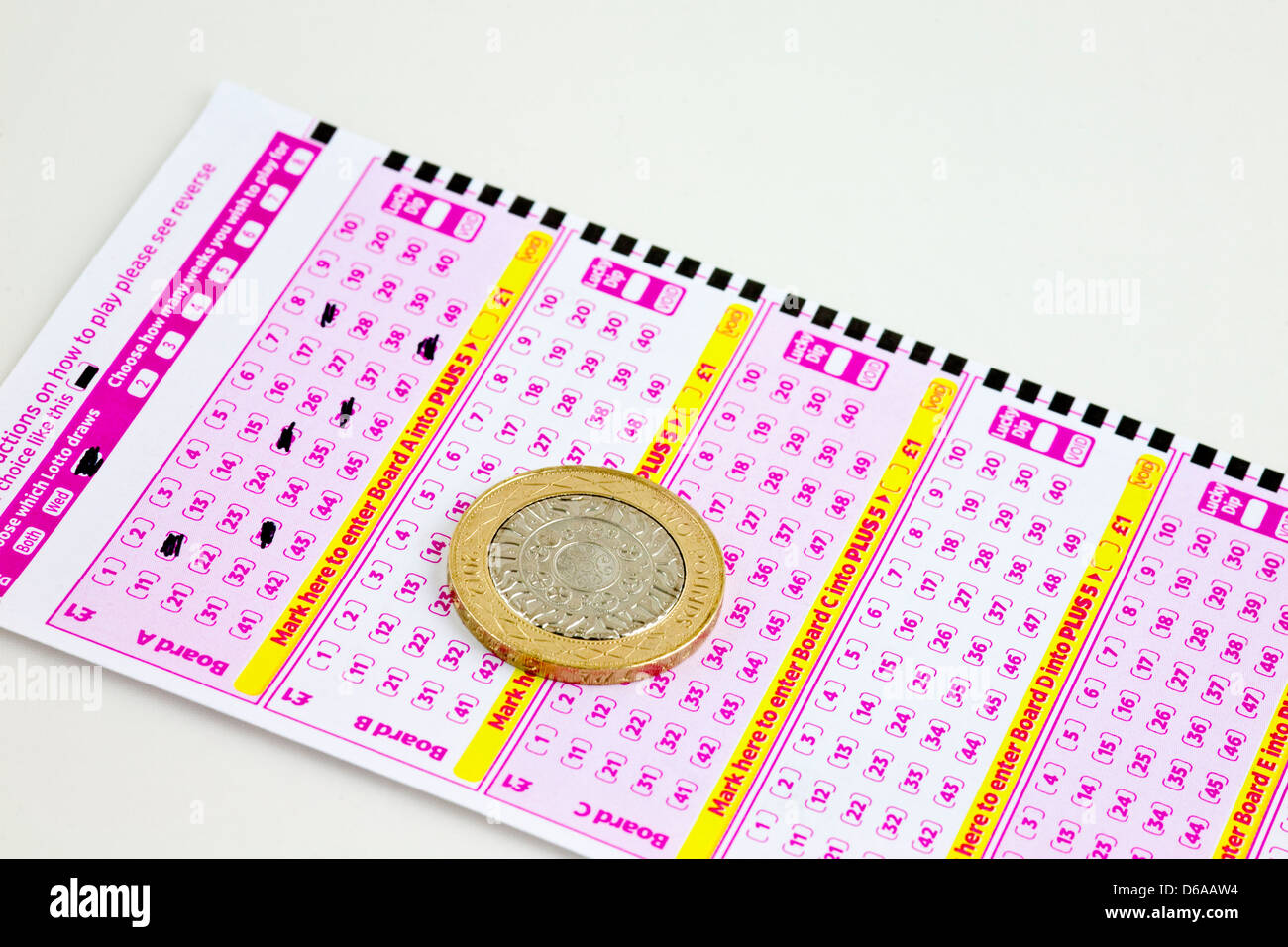 British biglietto della lotteria con due pound coin Foto Stock
