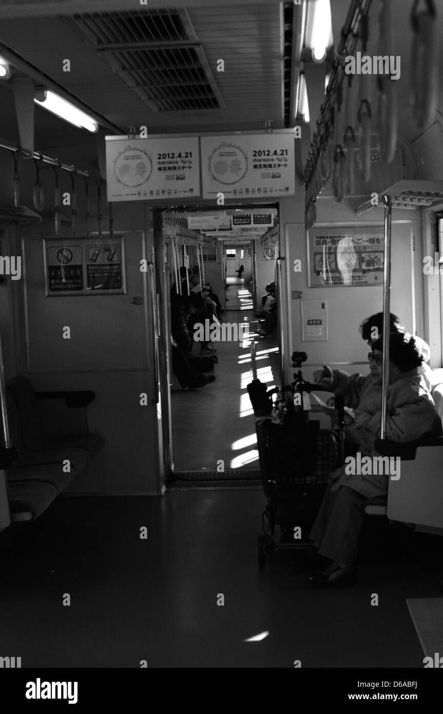 I treni mattutini trasportano i pendolari verso le loro destinazioni durante le ore di punta, fornendo una modalità di viaggio affidabile ed efficiente per i lavoratori quotidiani. Questi treni sono parte integrante dei sistemi di trasporto urbano, garantendo puntualità e comfort. Foto Stock