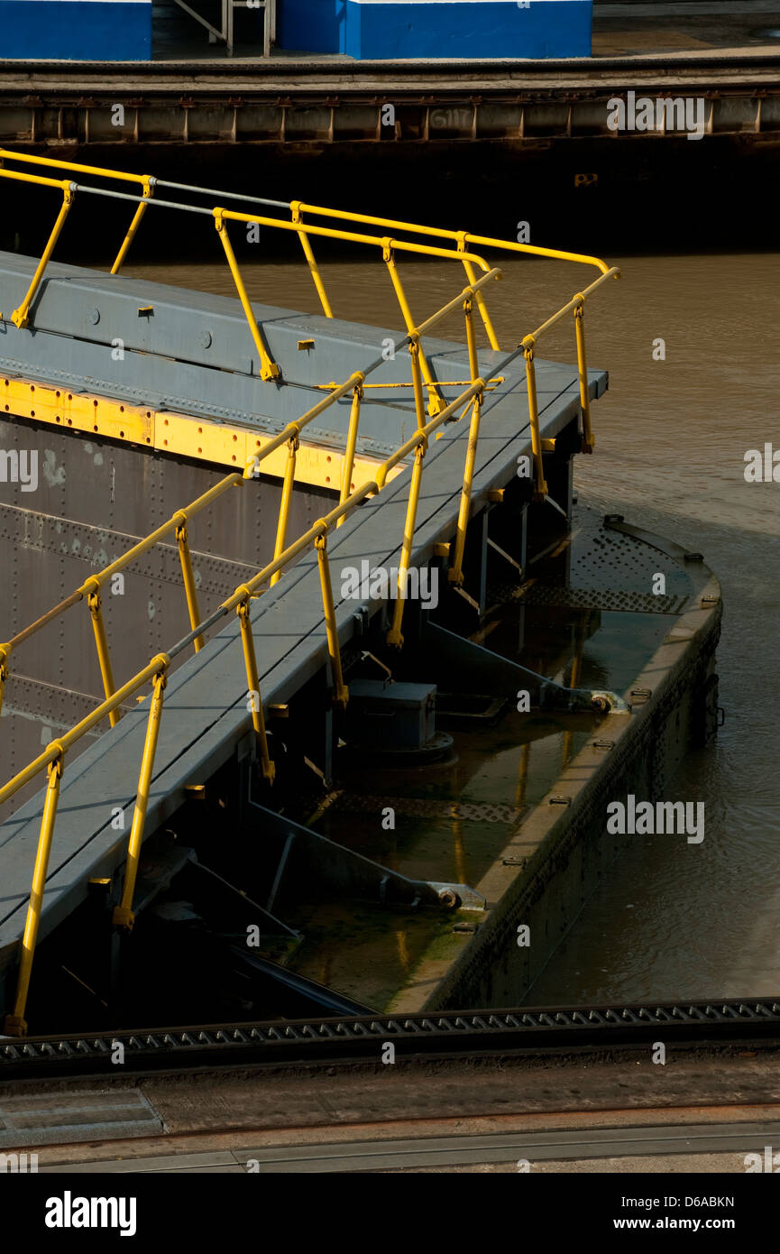 Il canale di Panama Gates a Miraflores Locks Foto Stock