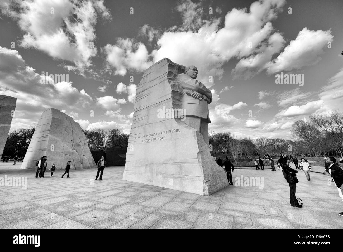 I turisti in visita a Martin Luther King Memorial, Washington DC e un ampio angolo di visione Foto Stock