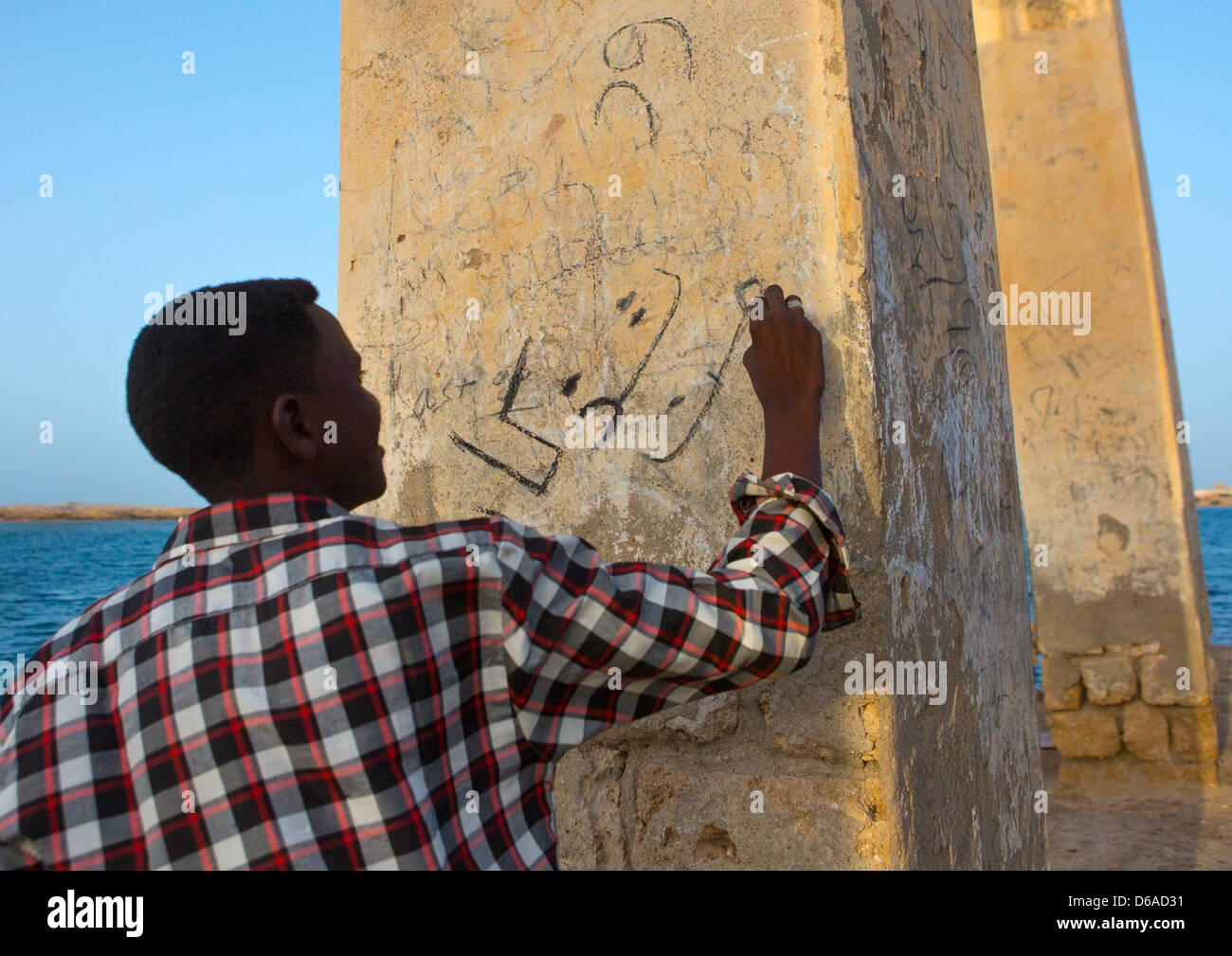 L'uomo scritta sul muro di una rovina ottomano edifici di corallo, Suakin, Sudan Foto Stock