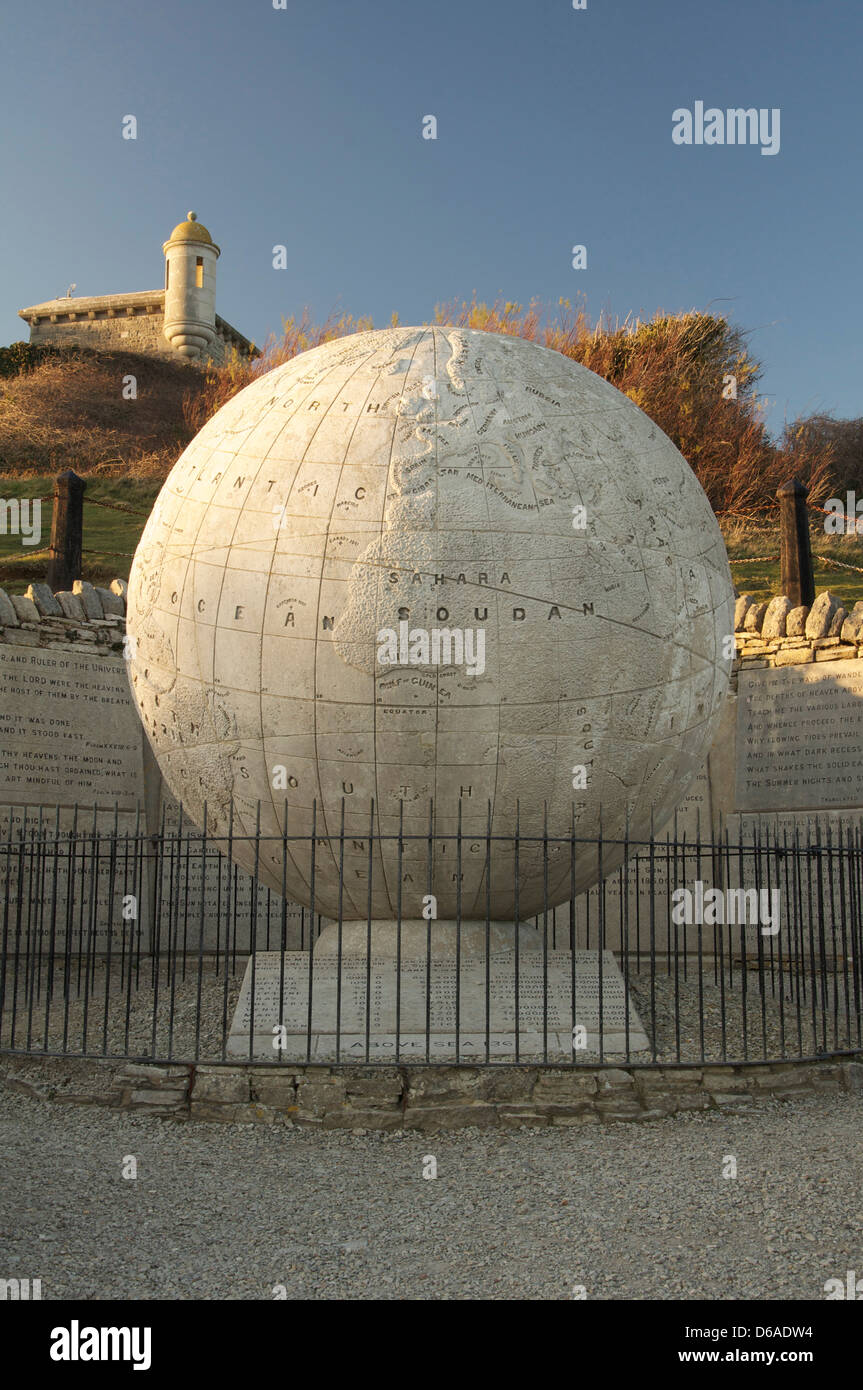 Il grande globo a testa Durlston vicino a Swanage nel Dorset. Costruito in pietra di Portland nel 1887 pesa 40 tonnellate. Isola di Purbeck, Inghilterra, Regno Unito. Foto Stock