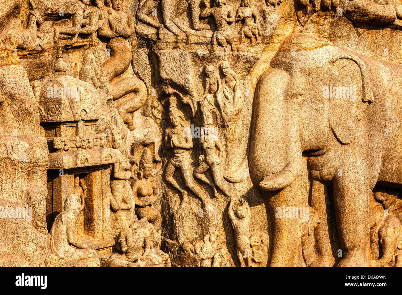 Mitologiche figure indù, gli animali e altri religiosi sculture monolitico risalente al VII secolo a Mamallapuram, India. Foto Stock