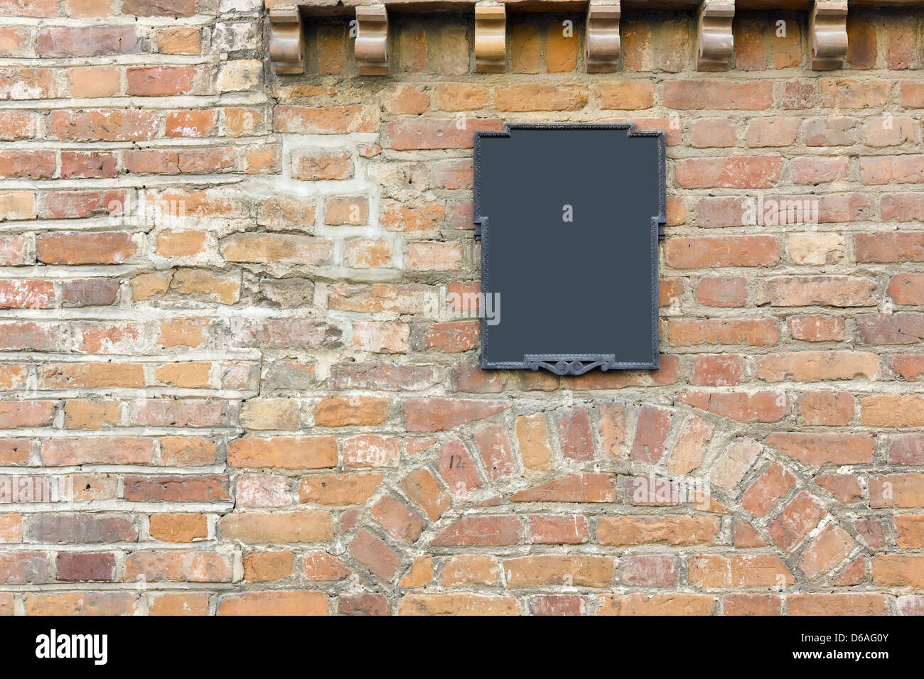 Rosso vecchio muro di mattoni e insegna retrò Foto Stock