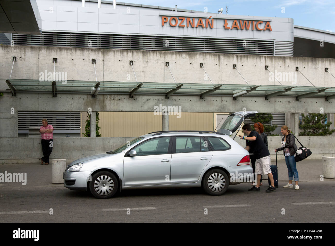 Poznan, Polonia, un uomo ha portato due donne per l'aeroporto Foto Stock