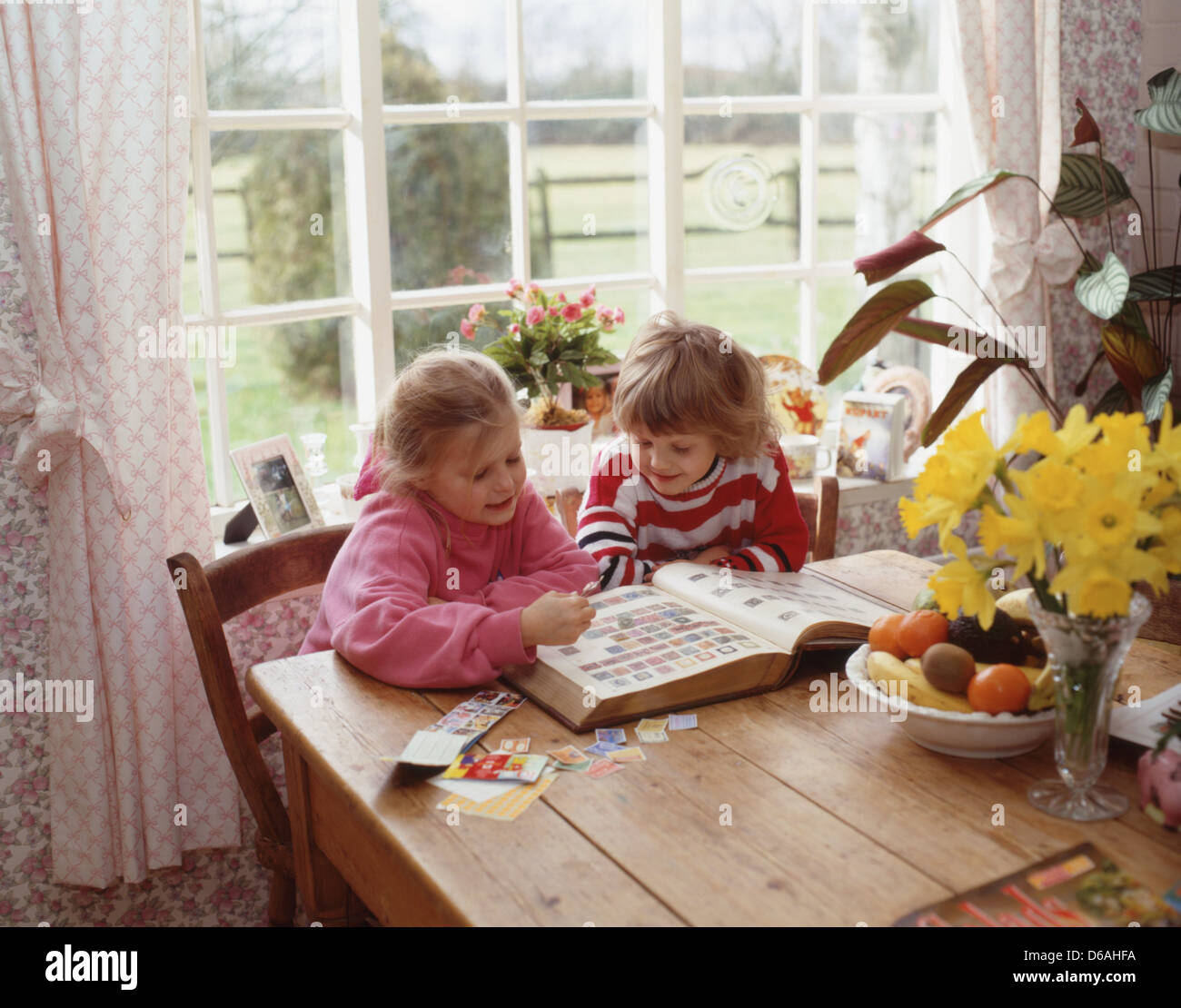 I bambini con timbro raccolta di album, Winkfield, Berkshire, Inghilterra, Regno Unito Foto Stock