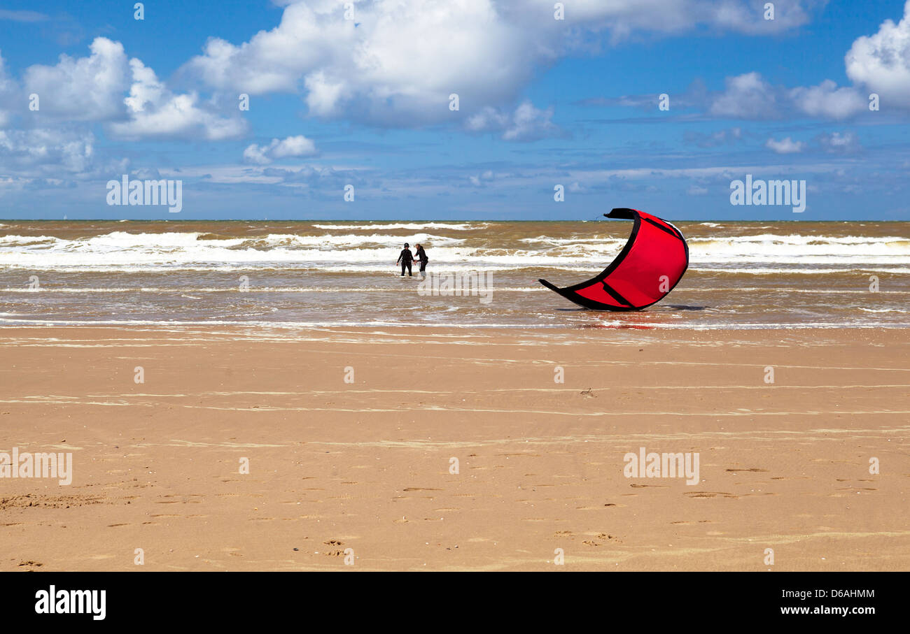 Kitesurf (kiteboarding) nel mare del Nord Foto Stock