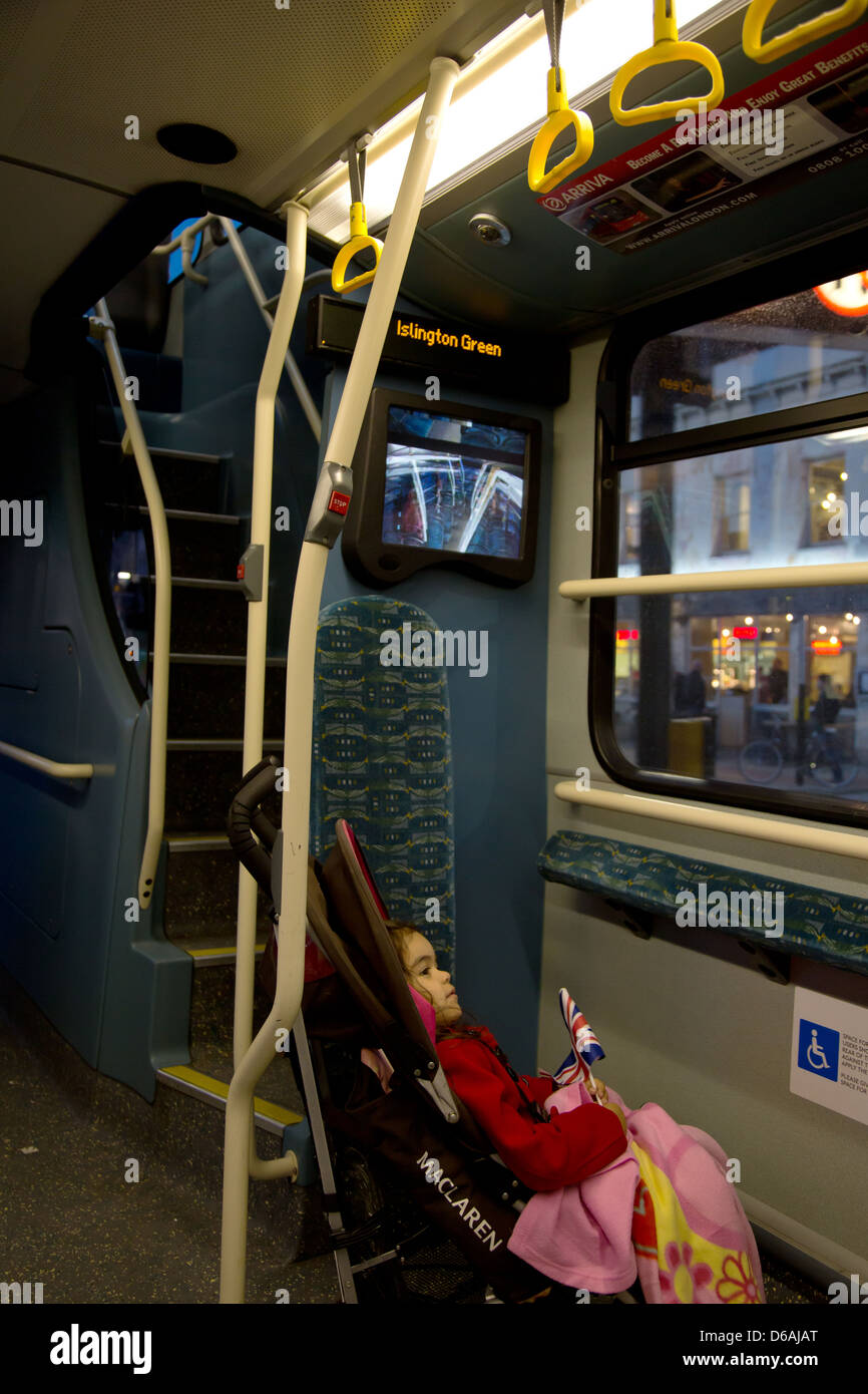 Londra, Regno Unito, bambino nel passeggino in un bus Foto Stock